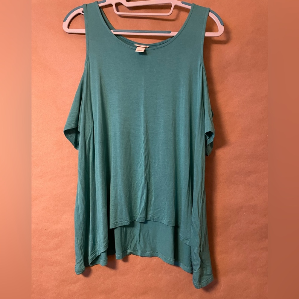 Open shoulder scoop neck shirt. Soft and stretchy material